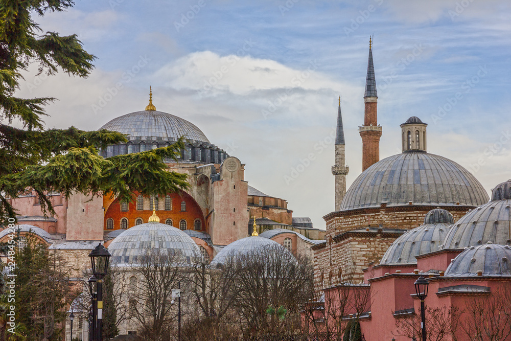 Obraz premium Katedra Hagia Sophia w Stambule, Turcja. Słynny punkt orientacyjny architektury bizantyjskiej.
