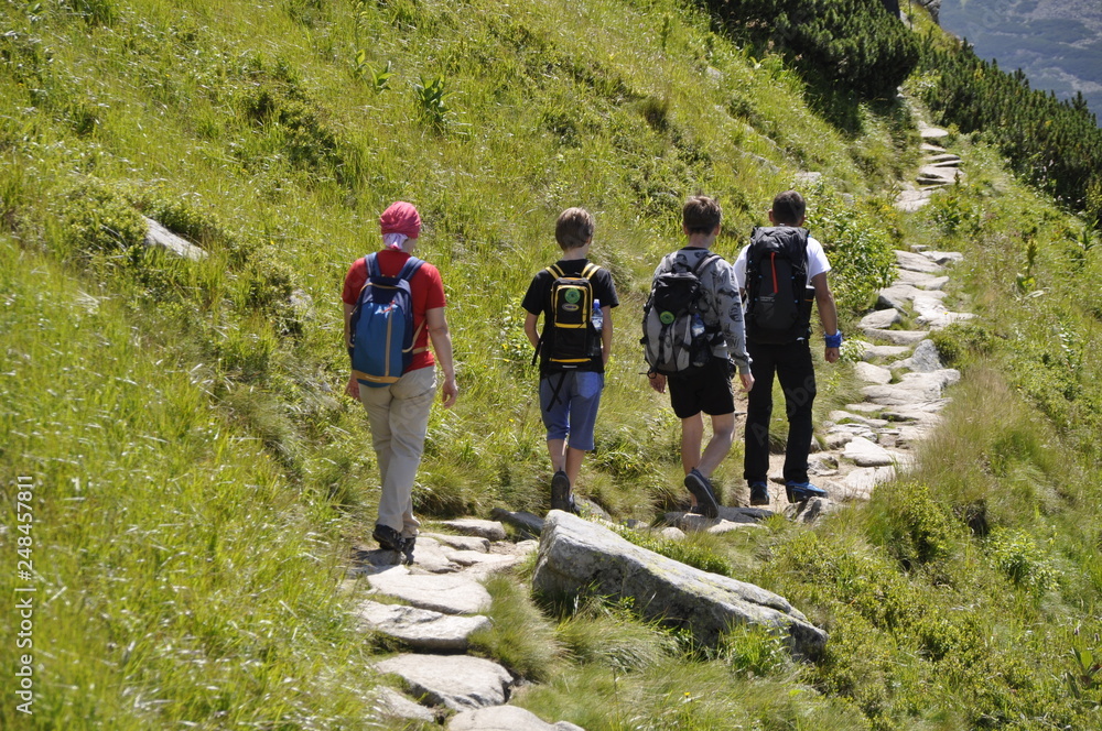 Turysci na szlaku w Tatrach, Tatrzański Park Narodowy, Lato w Tatrach,  