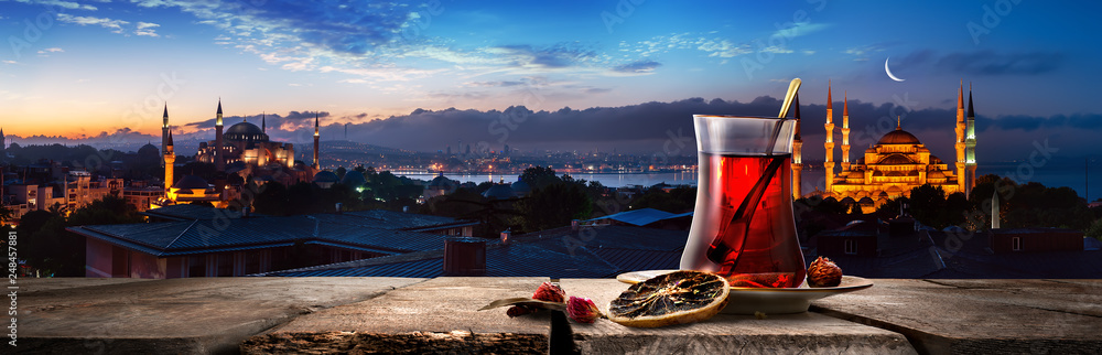 Obraz premium Herbata i panorama Stambułu