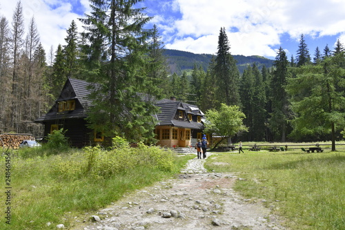 Fototapeta Naklejka Na Ścianę i Meble -  Tatrzański Park Narodowy, schroniska w Tatrach