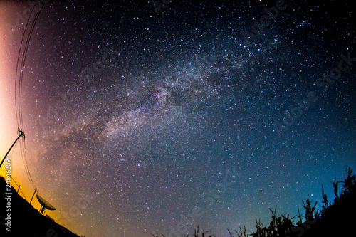 Radio telescopes and the Milky Way at night © qiujusong