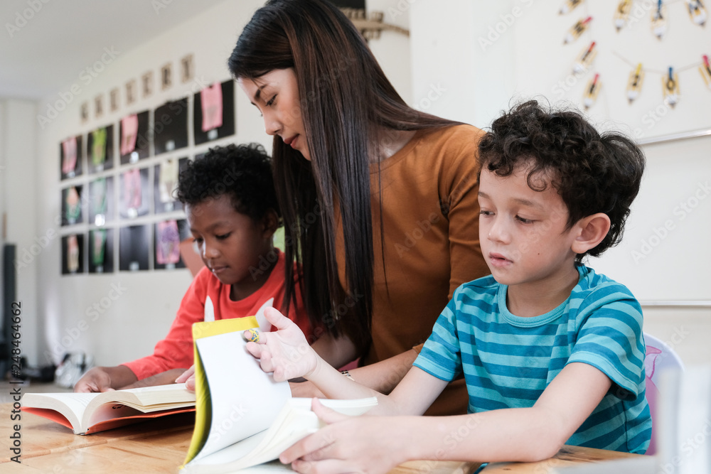 Φωτογραφία Young asian woman teacher teaching kids in kindergarten classroom, preschool edu