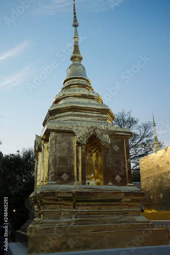 Elephant recouvert de feuilles d'or Wat prha singh Chiang maï photo