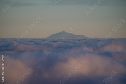 Fototapeta Naklejka Na Ścianę i Meble -  Vulkan Teide ragt aus den Wolken