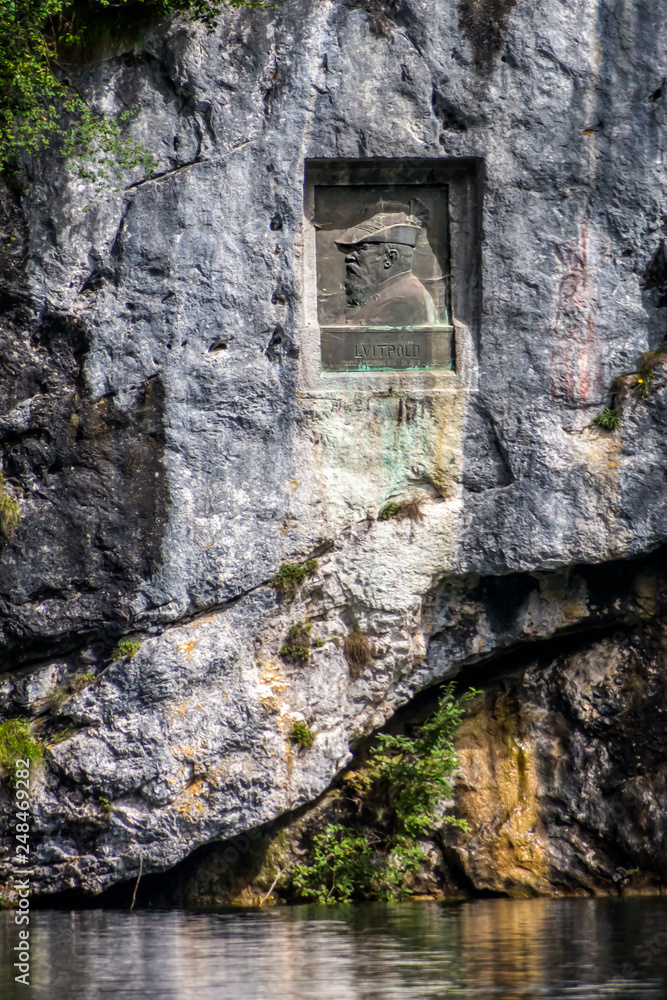 Tafel zu Ehren von Prinzregent Luitpold an einer Felswand am Königssee Tafel zu Ehren von Prinzregent Luitpold an einer Felswand am Königssee