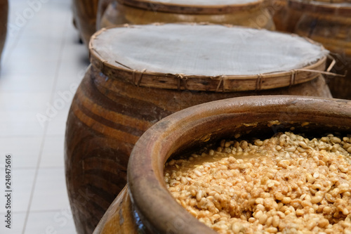 Fotografie salted soybean paste in jar. soy miso production