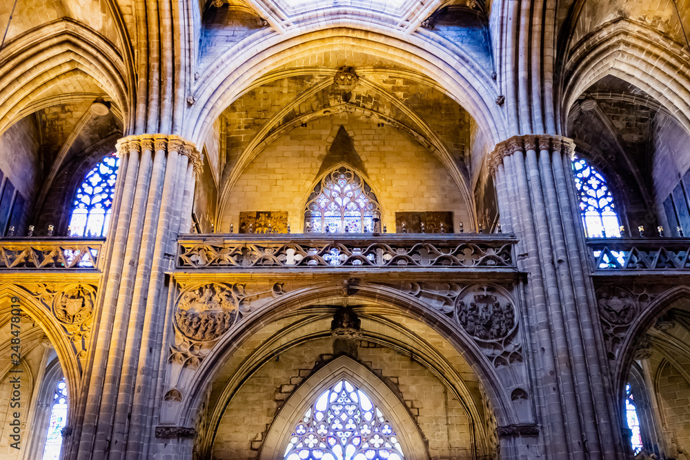 Plafond au style gothique et colonnes de la cathédrale Sainte Croix, Barcelone