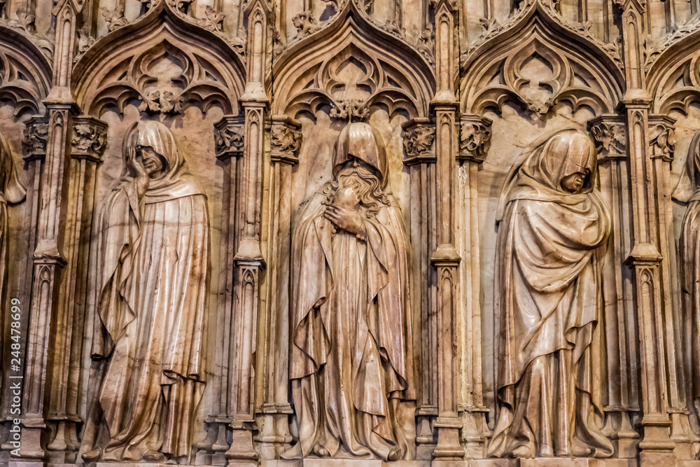 Sculpture de saints sur la façade de la cathédrale Sainte Eulalie, Barcelone