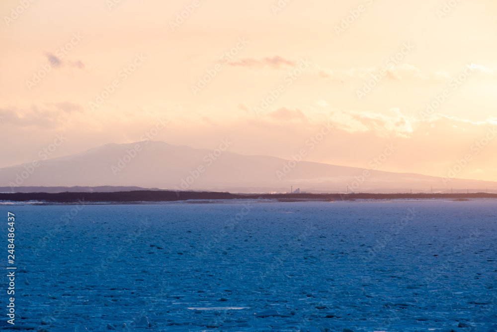 冬のオホーツク海　流氷と夕日（北海道・斜里町）
