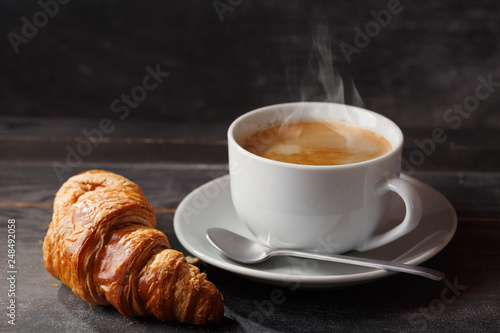 Fotografie cup of coffee and croissant