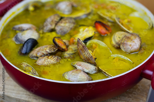 Hake with clams in its sauce