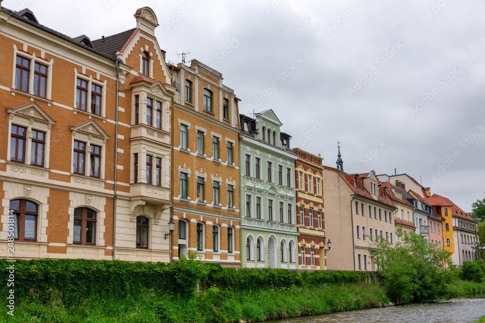 Häuserzeile an der Weissen Elster in Greiz, Thüringen, Deutschland