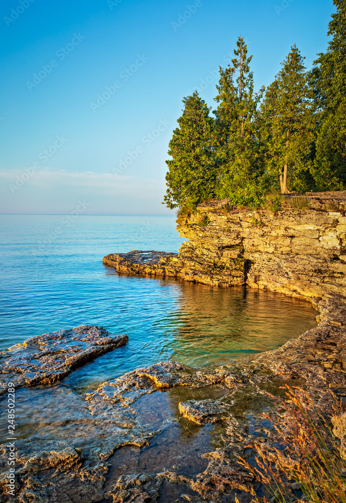 Fototapeta premium Rocky Cliff at Cave Point on Lake Michigan in Door County, Wisconsin.