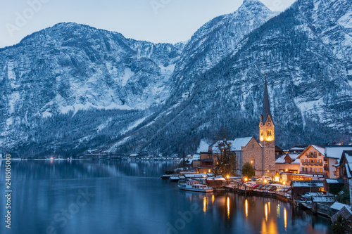 Wallpaper Mural Hallstatt, Österreich, zur blauen Stunde im Winter Torontodigital.ca