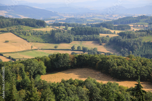Burgund  Frankreich  Blick auf die H  gel-  Wald- und Wiesenlandschaft des Charollais vom Butte de Suin