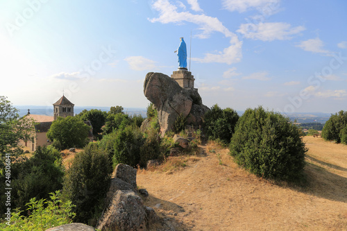 Burgund, Frankreich: Blick auf Kirche und Felsen mit Mariensäule am Aussichtspunkt Butte de Suin photo