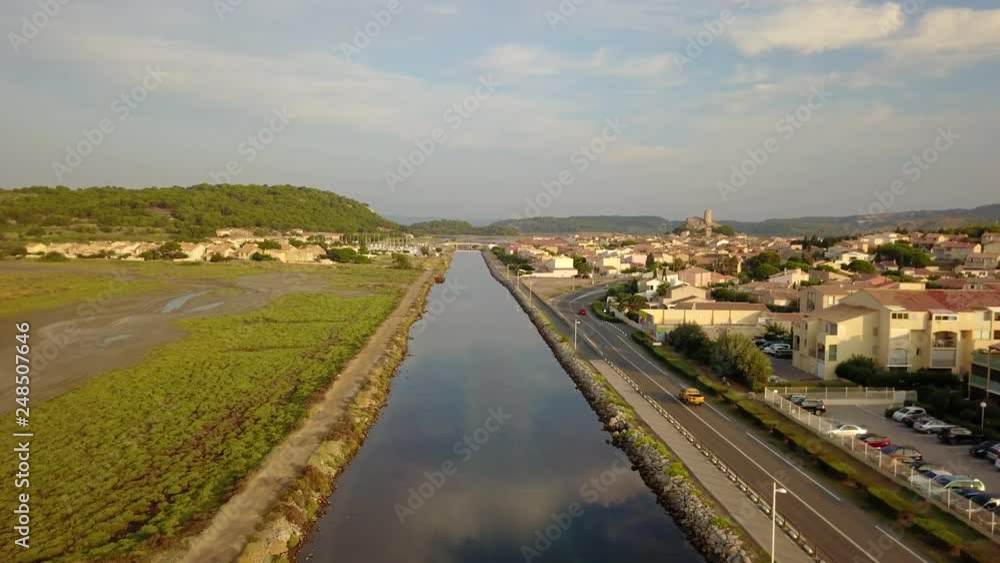 Survol du Chenal de Gruissan, vu par drone Survol du Chenal de Gruissan, vu par drone