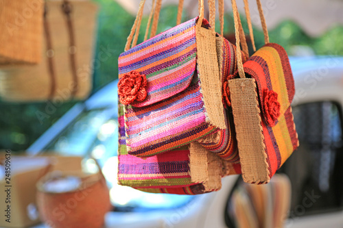 Tableau sur toile Provence-Cote d´azur: Bunte Sommer Taschen aus Stroh auf einem französischen Mar