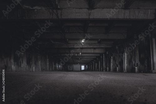 Foto scary night underground parking. tunnel at night