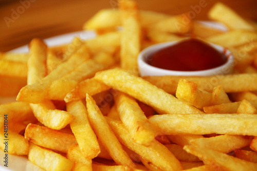 batatas fritas, french fries, close up, batatas fritas com molho ketchup em close, prato branco