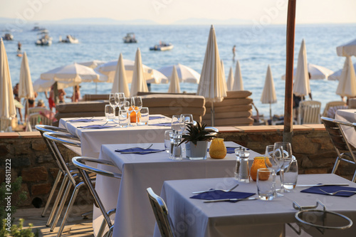 Provence-Cote d´azur: Restaurant mit Blick auf Strand und Meer
