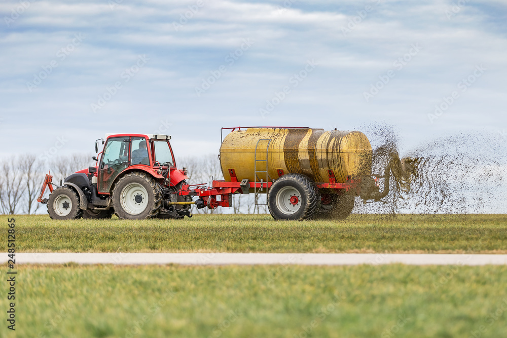 Bauer fährt mit Traktor und Odelwagen Bauer fährt mit Traktor und Odelwagen