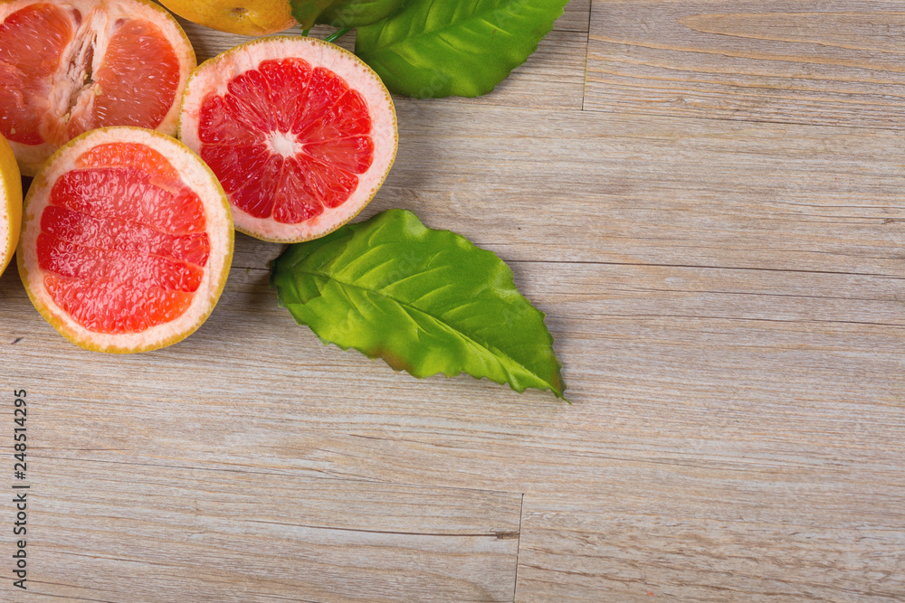 table top view of sliced grapefruit on wooden table Editar table top view of sliced grapefruit on wooden table Editar