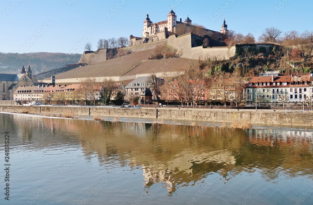Würzburg: Festung Marienberg, im Main gespiegelt