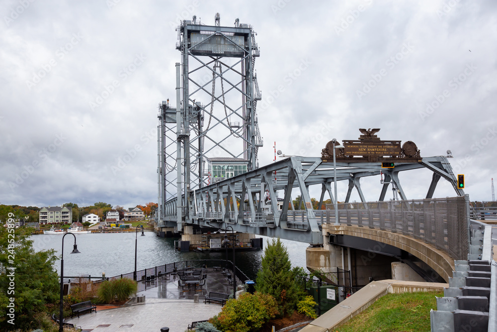 Obraz premium Portsmouth, New Hampshire, United States - October 24, 2018: Memorial Bridge over the river during a cloudy day.