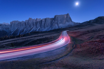 Papier peint photo Autoroute de nuit Route sinueuse italienne au crépuscule  © den-belitsky