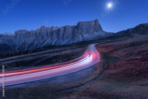 Blurred car headlights on w...