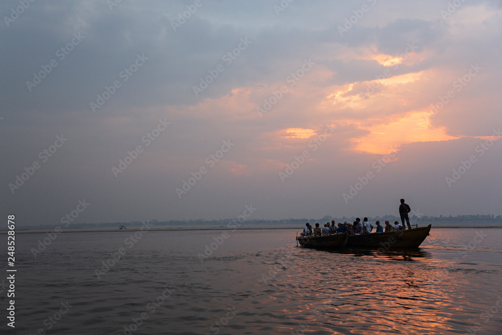 Barca con grupo de personas en el río Ganges, India.