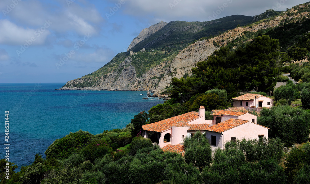 Villa mediterranea nel paesaggio della costa italiana
