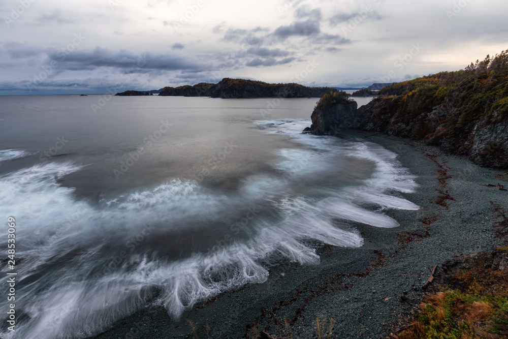 Obraz premium Striking landscape view of a rocky Atlantic Ocean Coast during a vibrant sunrise. Taken at Beachside, Newfoundland and Labrador, Canada.