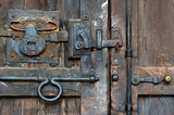 portale antico in legno con serratura in ferro