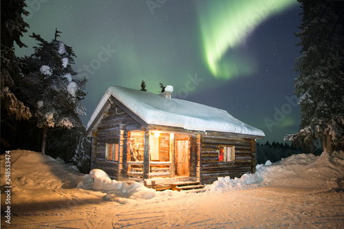 Hütte mit Nordlicht photo