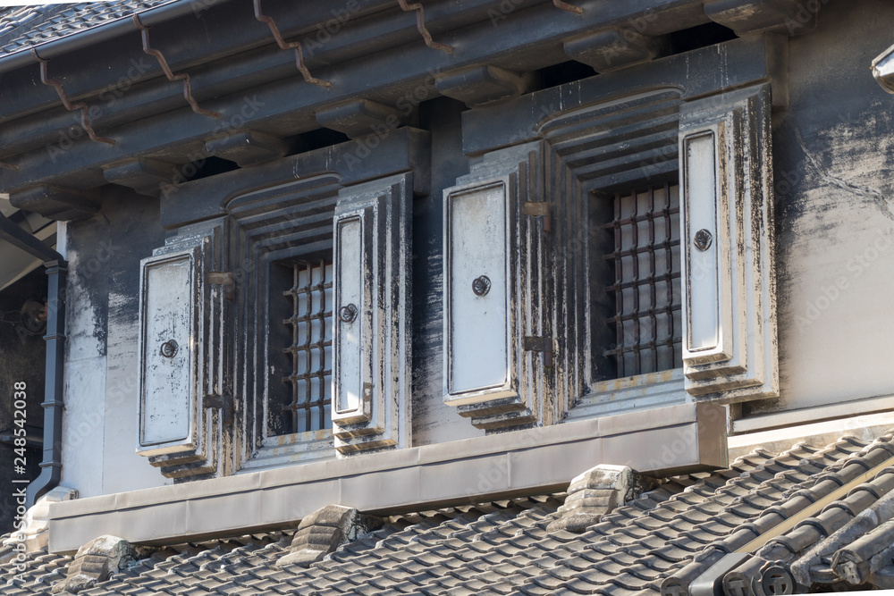 小江戸川越 重厚な蔵の扉と鉄格子 Stock Photo Adobe Stock