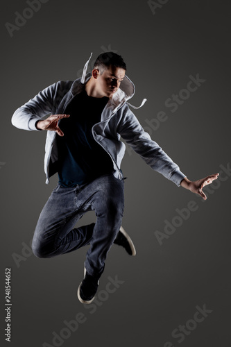 Fotografie hip hop dancer jumping