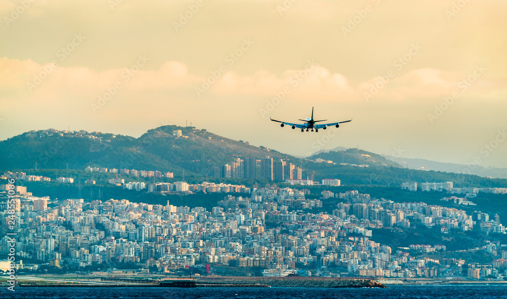 Naklejka premium Samolot na ostatnim podejściu do międzynarodowego lotniska w Bejrucie w Libanie