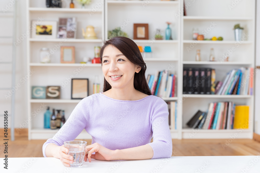 水を飲む女性 水を飲む女性