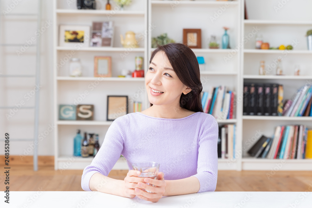 水を飲む女性