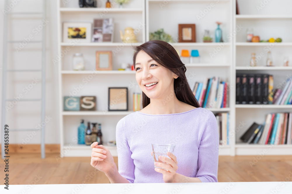 水を飲む女性 水を飲む女性