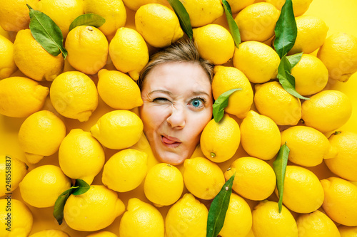 Frau mit Zitronen , Konzept für Lebensmittelindustrie. Gesicht von lachende Frau in Zitronen flache.