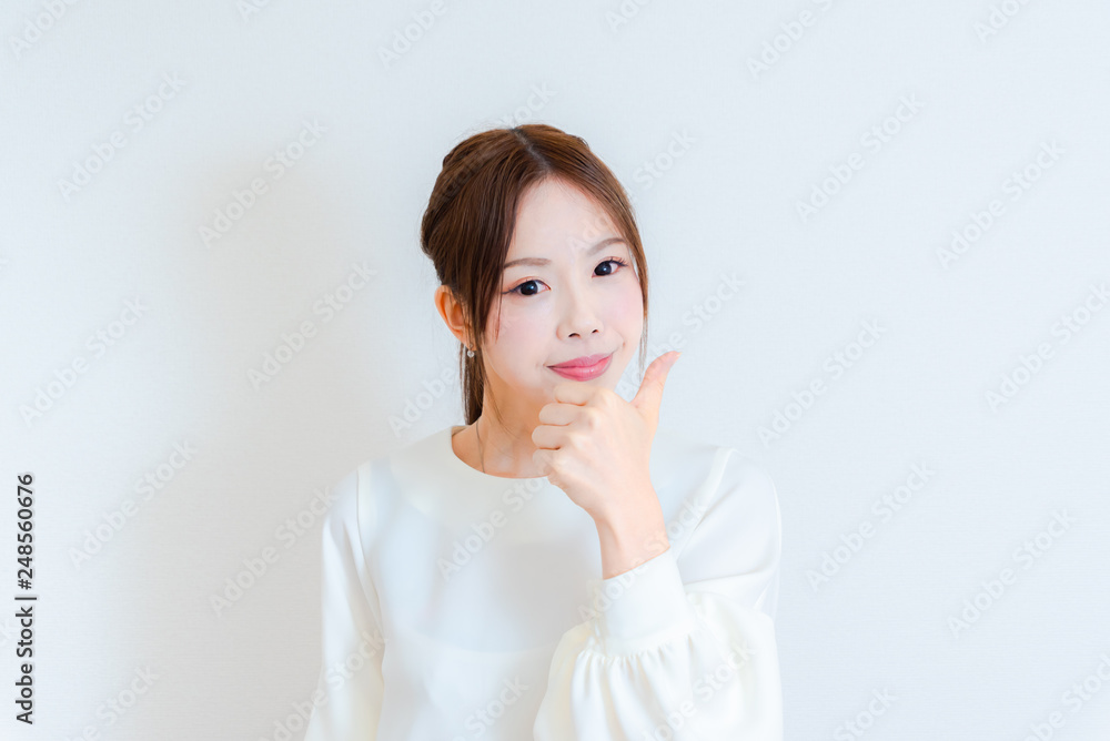 グッジョブをする女性 グッジョブをする女性
