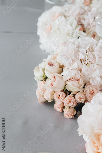 Fototapeta Naklejka Na Ścianę i Meble -  Flowers on the table, elegant floral decoration