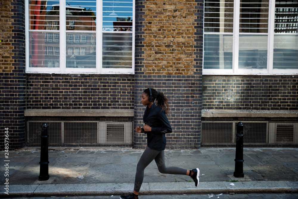 Obraz premium Woman jogging through the city