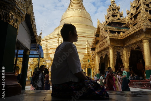 femme à genou Pagode Schwedagon Yangoon Myanmar photo