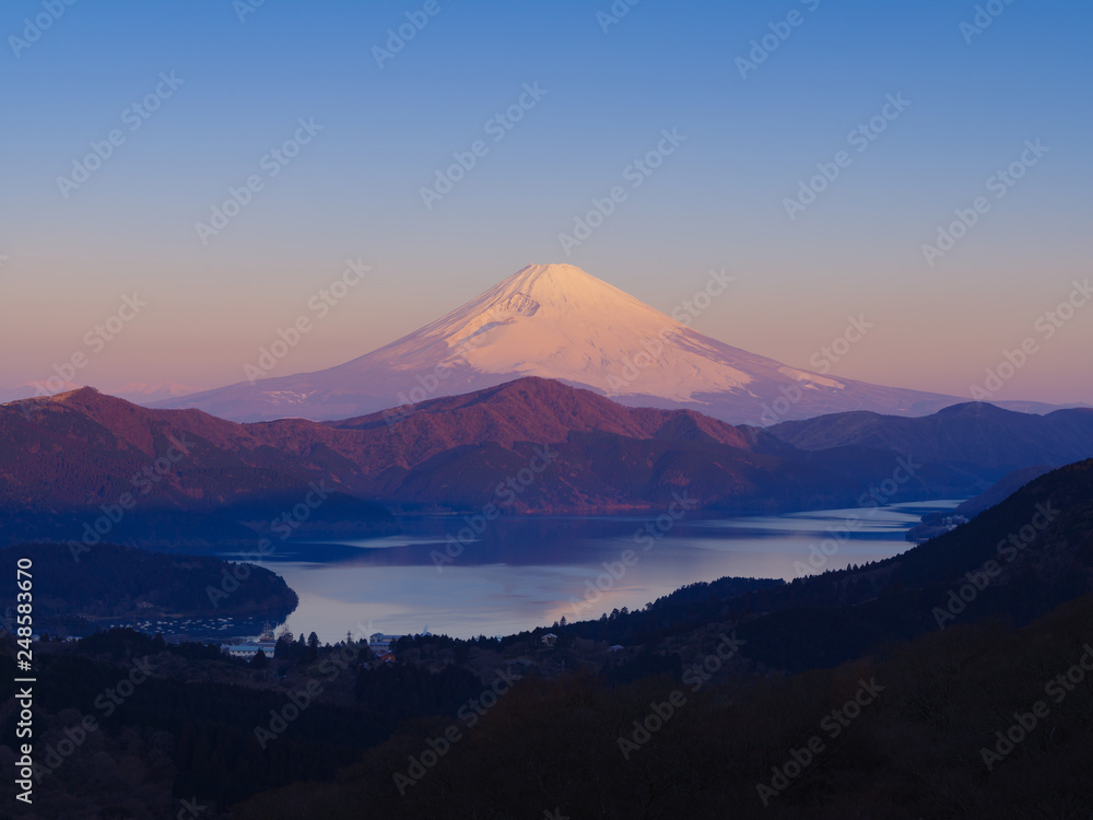 大観山からの早朝の富士山と芦ノ湖