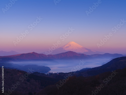 大観山からの早朝の富士山と芦ノ湖