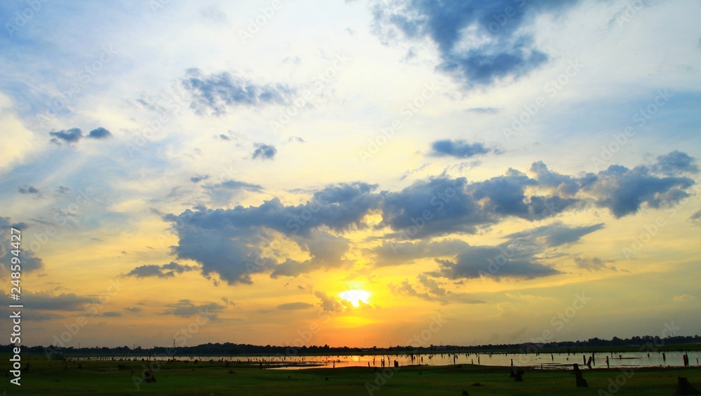 Naklejka premium sunset over the lake